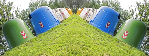 Differenzierte Müllabfuhr auf dem Rasen — Stockfoto