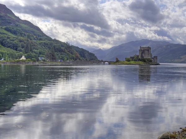 Eilean donan castle scotland avec réflexion — Photo