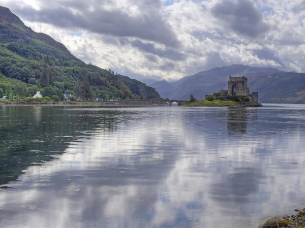 Eilean donan castle scotland avec réflexion Images De Stock Libres De Droits