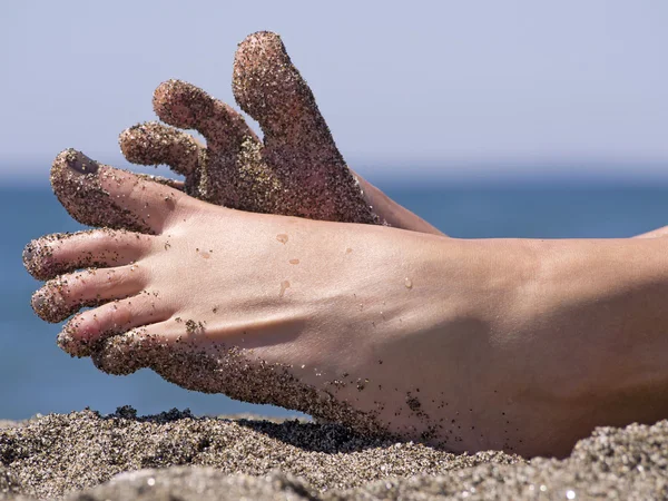 Sandy mulher louca dedos do pé na praia — Fotografia de Stock