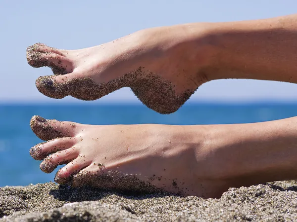 Palce piaszczystej szalone kobiety na plaży — Zdjęcie stockowe