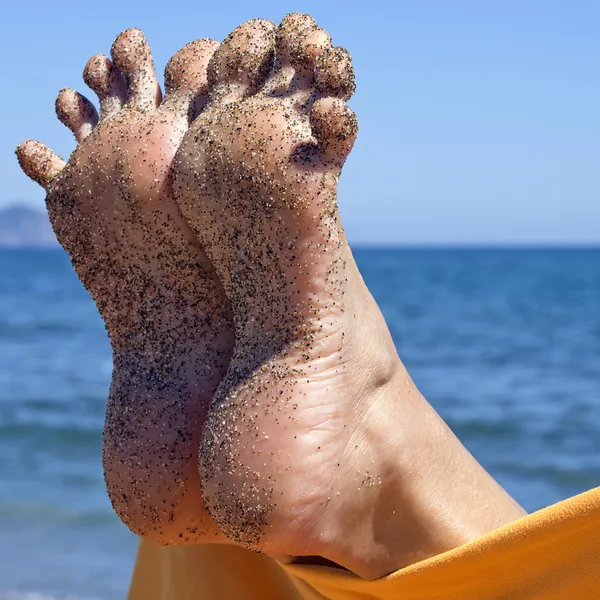 Sandy mulher louca dedos do pé na praia — Fotografia de Stock