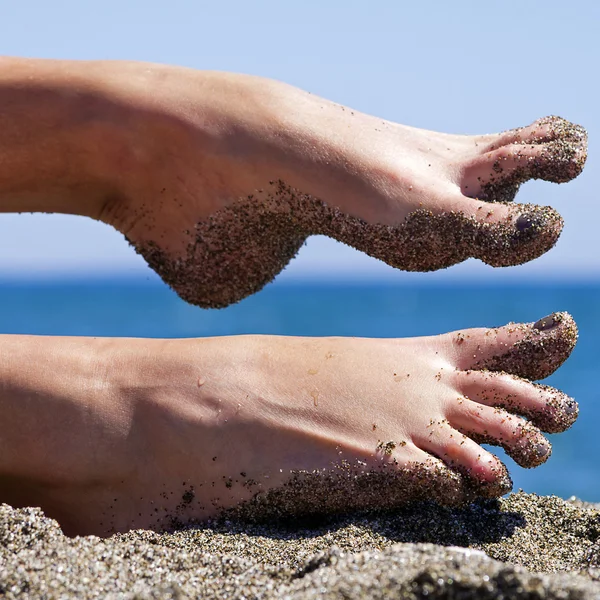Sandy mulher louca dedos do pé na praia — Fotografia de Stock