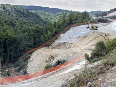 Hills escavator ile bahçesinde