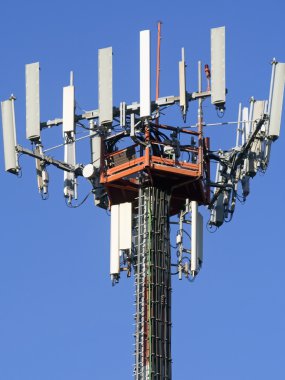 telefon antenleri pilon, mavi gökyüzü