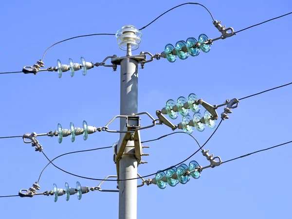 Strommast mit Isolatoren — Stockfoto