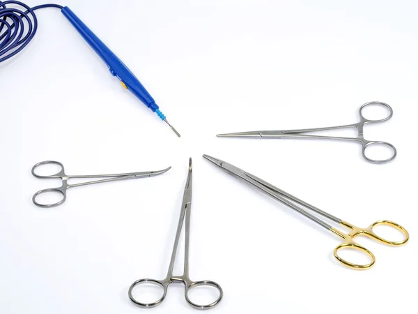 Pincet, scalpels en diverse hulpmiddelen in de operatiekamer — Stockfoto