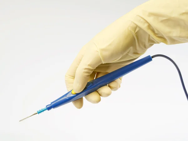 Chirurgien tenant un scalpel électrique bleu Images De Stock Libres De Droits