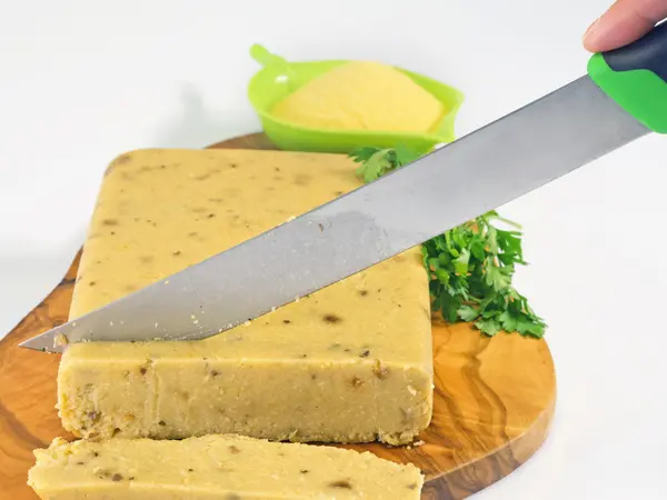 Majs polenta och porcini skär i skivor med en kniv — Stockfoto