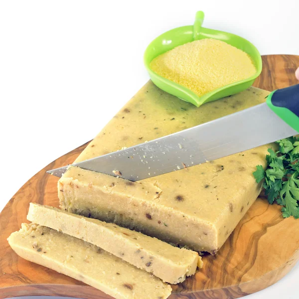Majs polenta och champinjoner skurna i skivor med en kniv — Stockfoto