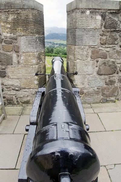 Cannon between battlements of castle — Stock Photo, Image