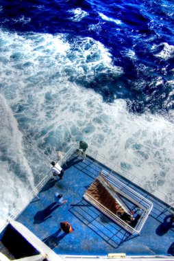 insanların üstünden feribot ve deniz manzarası