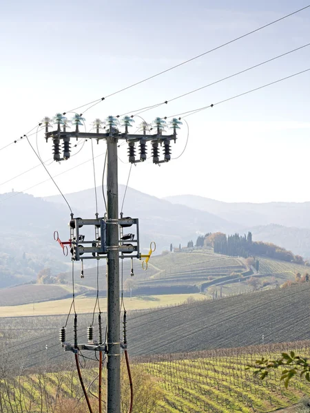 Piloni ad alta tensione rovinare paesaggio di campagna — Foto Stock