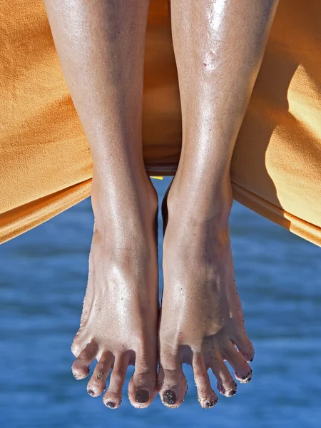 Sandy mulher dedos do pé em movimento e relaxante na praia — Fotografia de Stock