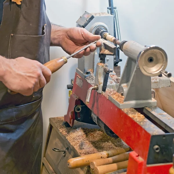 Artesano en el trabajo de torno de madera — Foto de Stock