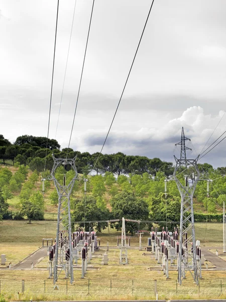 Kraftwerk mit Masten und Transformatoren, Blick von oben — Stockfoto