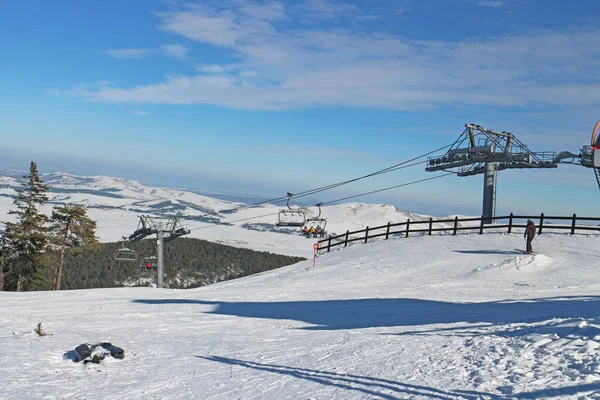 Estación Esquí Con Bosque Pinos Día Soleado Azul — Foto de Stock