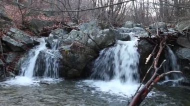 Sonbaharda kayalık bir nehirde güzel bir şelale..