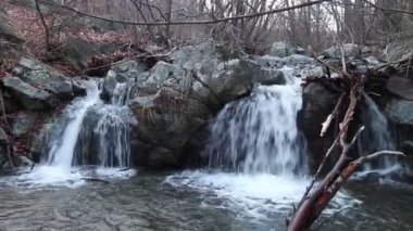 Sonbaharda kayalık bir nehirde güzel bir şelale..