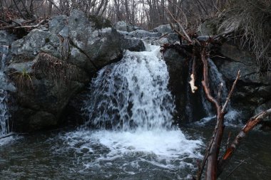 Sonbaharda kayalık bir nehirde güzel bir şelale..