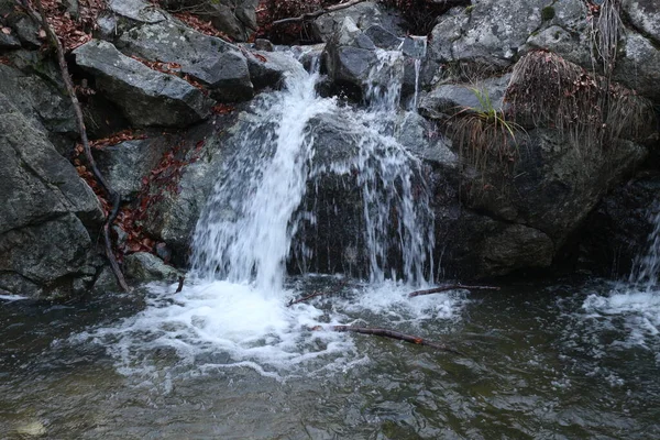 Prachtige Waterval Een Rotsachtige Rivier Herfst — Stockfoto