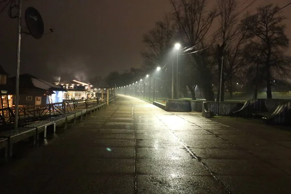 Nachtlampjes Regenpromenade — Stockfoto