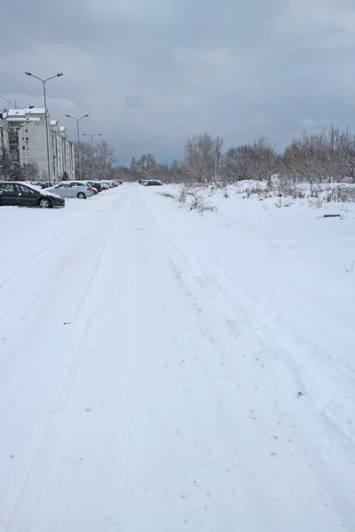 Droga Śniegiem Przedmieściach — Zdjęcie stockowe