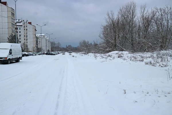 郊区有雪的道路 — 图库照片