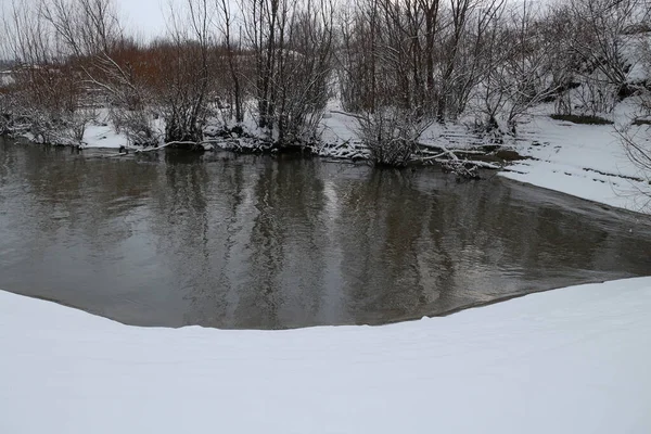 겨울날해 강에서 — 스톡 사진