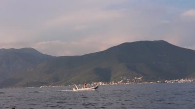 Boka körfezinde küçük bir tekne sürüyor..