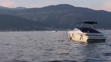 Boka körfezinde jet ski sürüyor..