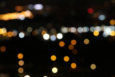 Büyük bir şehrin soyut bulanık ışıkları.