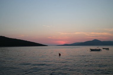 Gün batımı, mavi deniz ve dağlar.. 