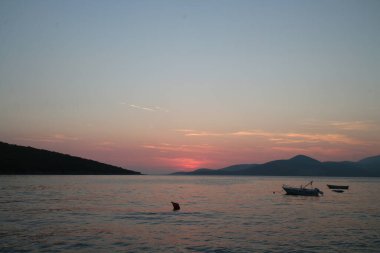 Gün batımı, mavi deniz ve dağlar.. 