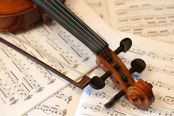 Violinbogen und Noten — Stockfoto