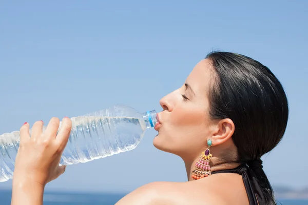 Vrouw die water drinkt — Stockfoto