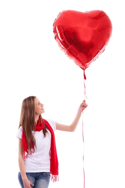 Sorridente bella ragazza che tiene il cuore — Foto Stock