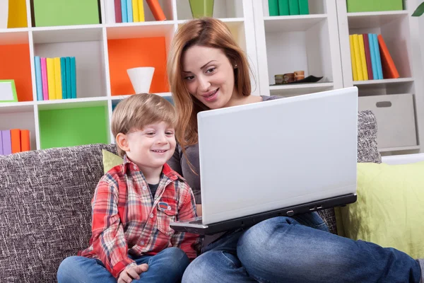 Mãe feliz e filho usando o computador — Fotografia de Stock