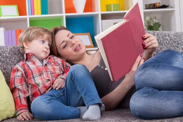 Madre e hijo leyendo un libro — Foto de Stock