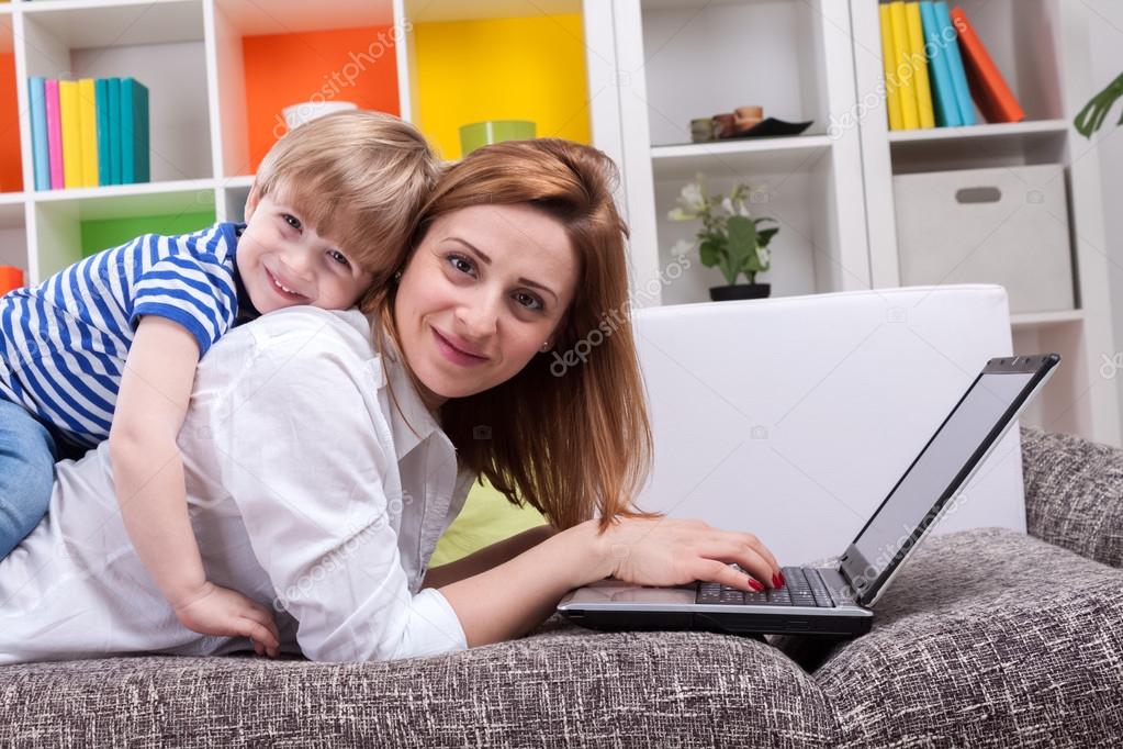 Мам интернет есть. Мама в интернете. Мама в декрете. Мама с ребенком у компьютера. Женщина с ребенком у компьютера.