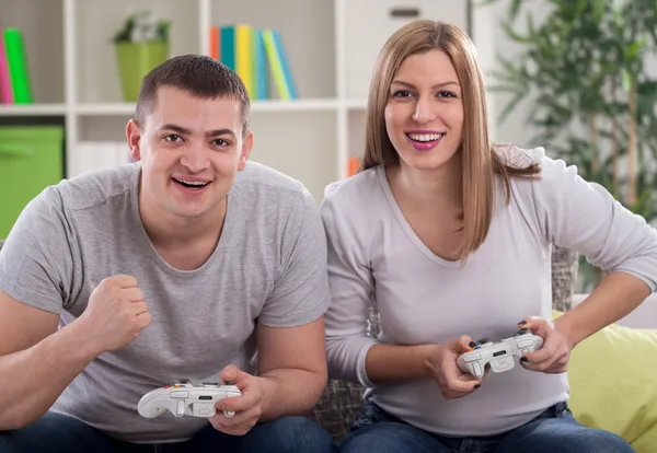 Couple playing a game — Stock Photo, Image