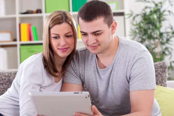 Família olhando em tablet — Fotografia de Stock