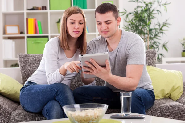 Família apontando tablet — Fotografia de Stock