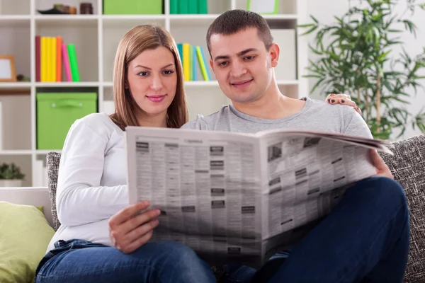 Jornal de leitura — Fotografia de Stock