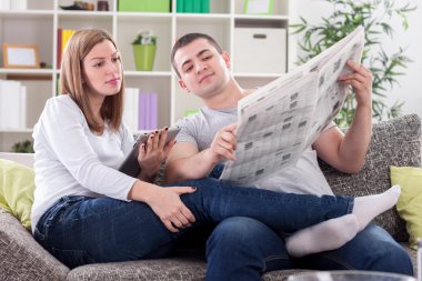 tablet ve haber okumak gazete kocasıyla olan kadın