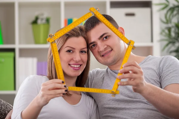 Casal segurando casa — Fotografia de Stock