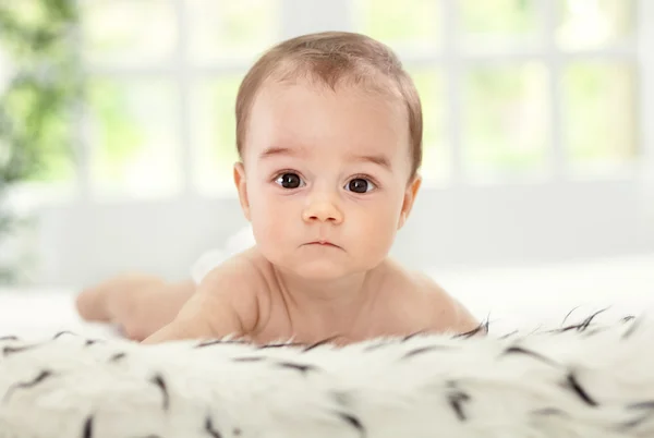 Junge lügt — Stockfoto