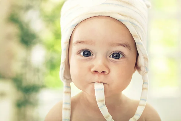 Bebé divertido con ojos grandes — Foto de Stock