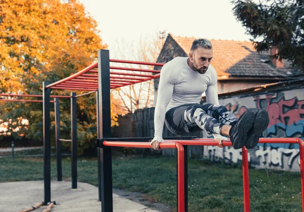 Hombre Guapo Trabajando Sus Abdominales Bares Paralelos Gimnasio Calle Del —  Fotos de Stock