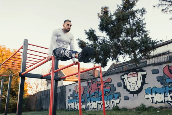 Jovem Muscular Bom Olhar Homem Trabalhando Fora Seus Abdominais Usando — Fotografia de Stock